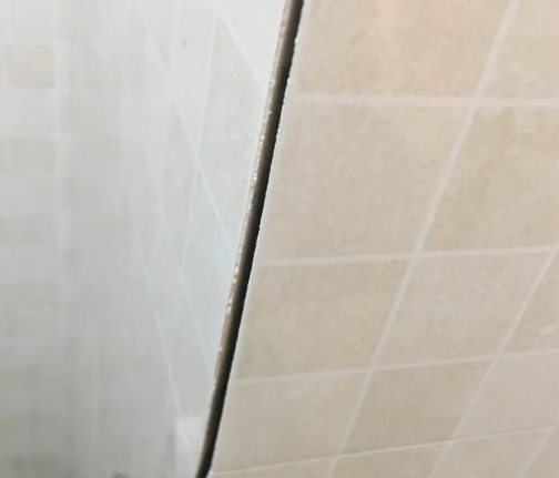 兴和瓷砖空鼓维修公司分享阳台瓷砖脱落的修复过程可以分为以下几个步骤