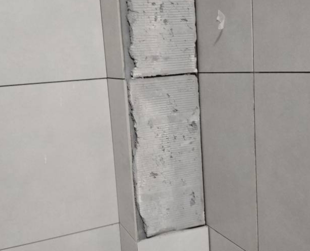 兴和瓷砖空鼓维修公司分享下瓷砖施工前基层浇水润湿程度不足，可能导致以下问题