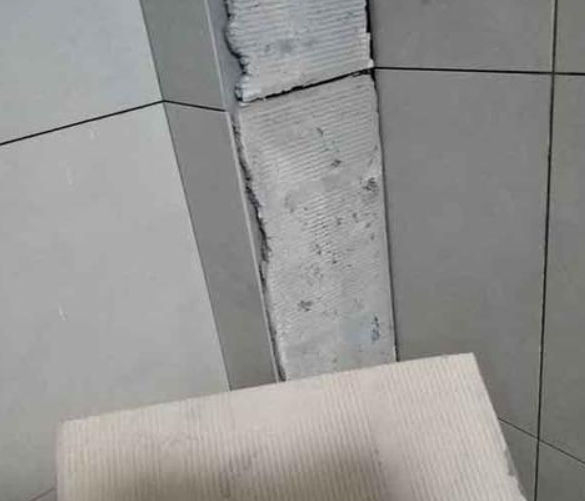 兴和瓷砖空鼓维修公司分享下厨房瓷砖脱落的补救措施。
